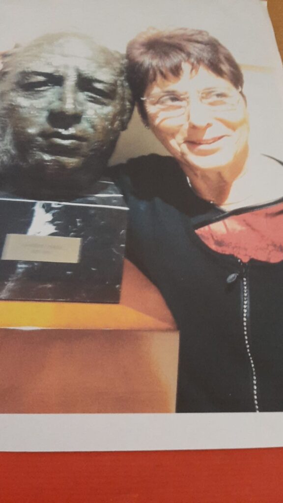María Antonio Alonso, al costat del bust del seu suposat pare biològic que hi ha a les oficines de Pyrénées