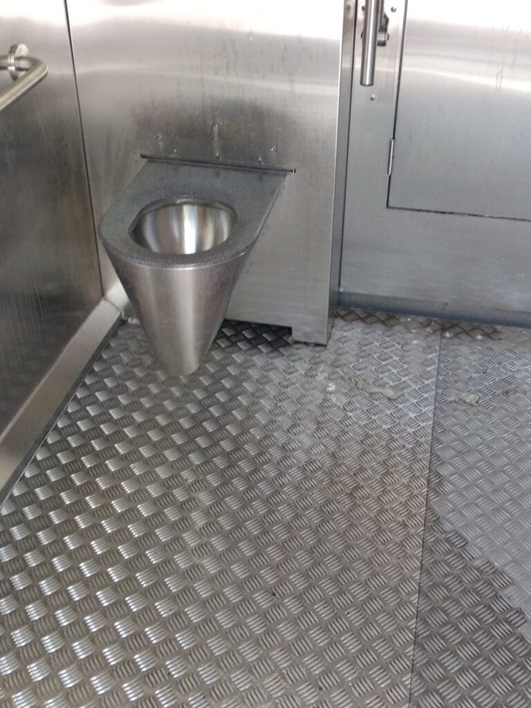El lavabo públic de la Seu no és accessible a persones amb problemes de mobilitat reduïda, i minsa higiene - La Valira
