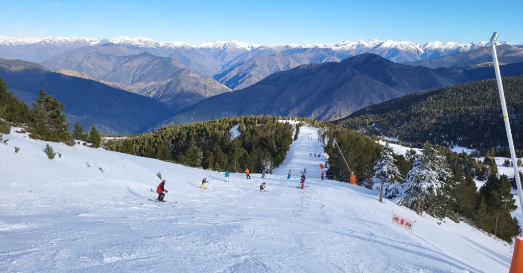 Esquiadors baixant una pista de l'estació d'esquí de PortAiné durant el pont de la Puríssima (FGC)
