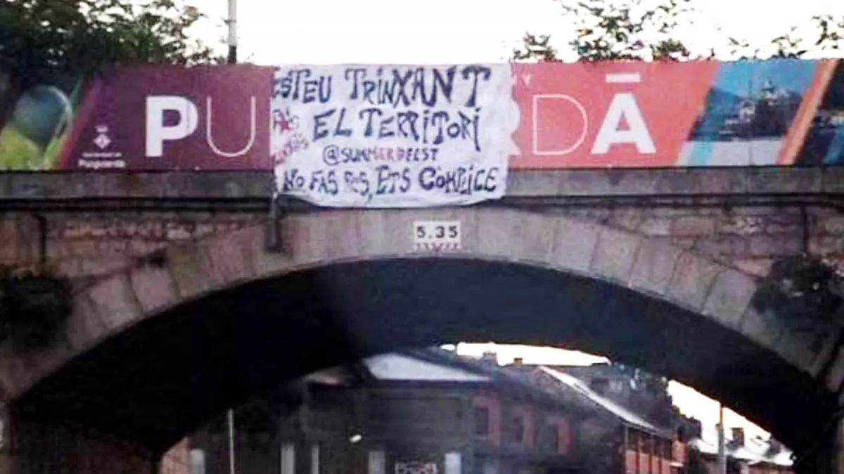 La pancarta que va aparèixer a Puigcerdà contra el festival de música Summerfest (Els Trinxats)