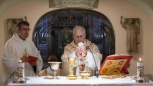 El papa Lleó XIV celebra missa a la gruta de la basílica de Sant Pere, on es troba la tomba del primer pontífex (Vatican Media)