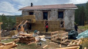 Obres de rehabilitació del refugi de Cuberes amb aïllament de bales de palla (Albert L. Cobo, ACN)
