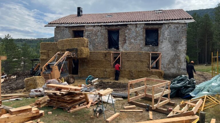 Obres de rehabilitació del refugi de Cuberes amb aïllament de bales de palla (Albert L. Cobo, ACN)
