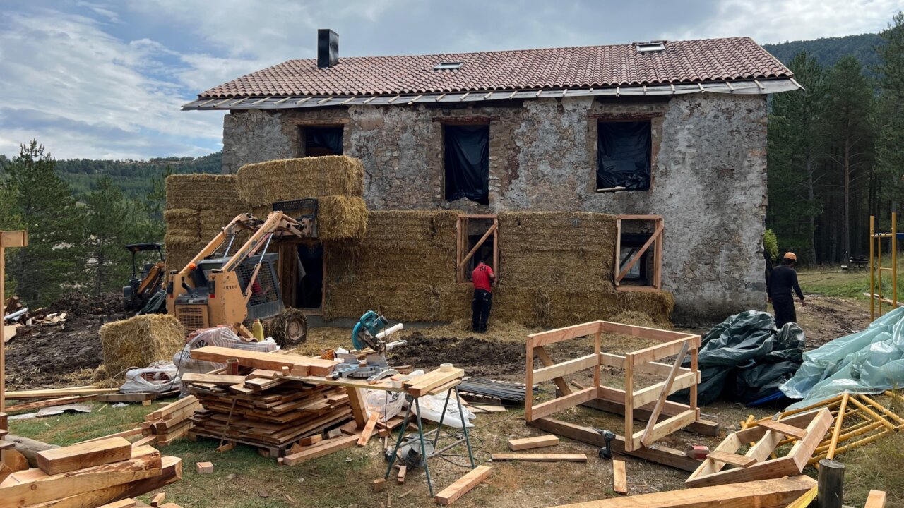 Obres de rehabilitació del refugi de Cuberes amb aïllament de bales de palla (Albert L. Cobo, ACN)