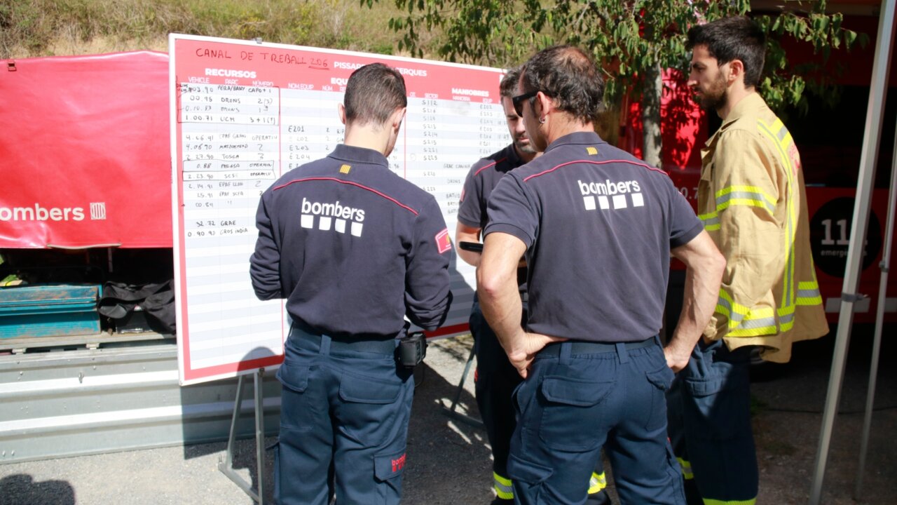 Els bombers treballant en la recerca d'un boletaire desaparegut a Gombrèn (Lourdes Casademont, ACN)