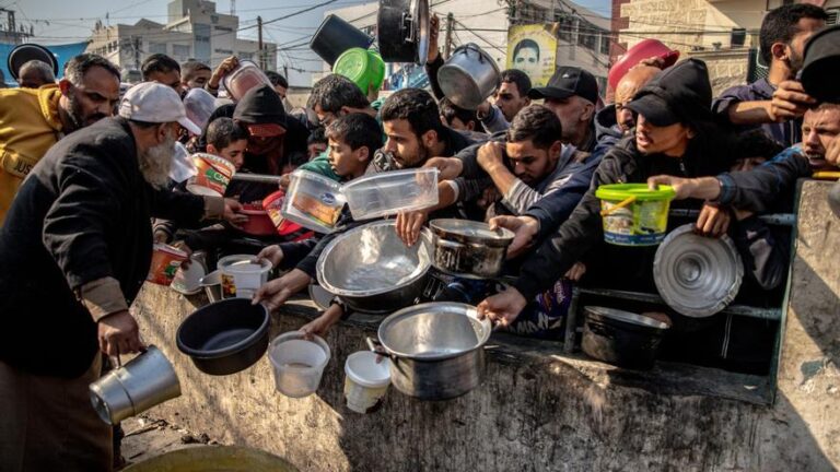 Refugiats palestins esperen poder menjar a Rafah, al sud de Gaza (ACN)