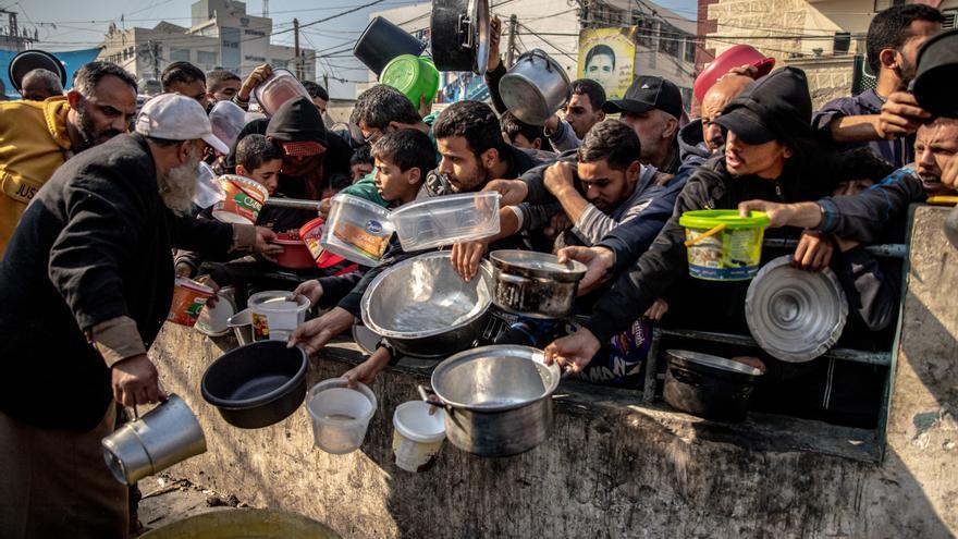 Refugiats palestins esperen poder menjar a Rafah, al sud de Gaza (ACN)