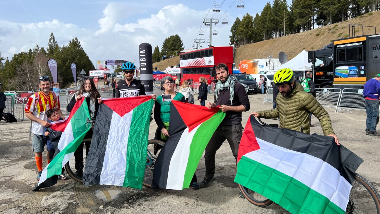 Un grup de persones que s'han manifestat en contra la participació de l'equip d'Israel a la Volta Catalunya (Marta Lluvich, ACN)