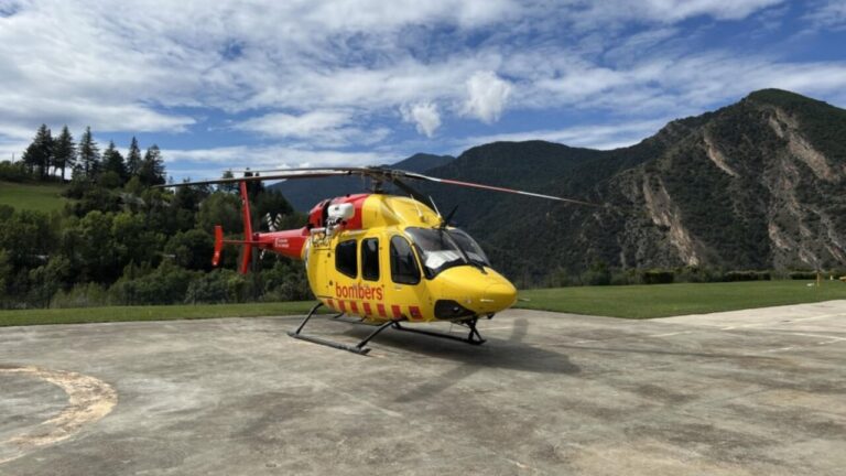 Un helicòpter de Bombers a l’heliport de Tírvia (Albert L. Cobo, ACN)