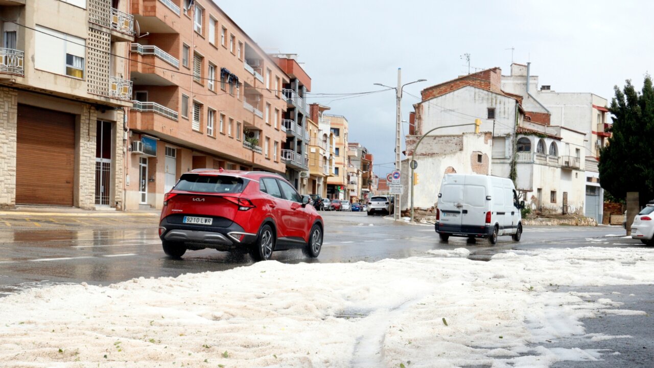Un mantell blanc de pedra en un carrer d'Alcarràs, al Segrià, després de la tempesta d'aquest dissabte (Roger Segura, ACN)