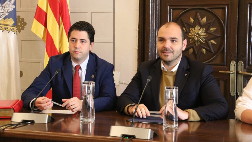 L'alcalde de la Seu d'Urgell, Joan Barrera, i el conseller de Presidència, Albert Dalmau, a la sala de plens del consistori de la capital alturgellenca (Alba Mor, ACN)