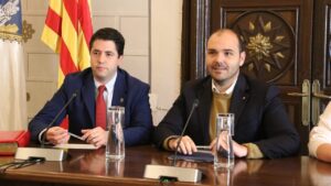 L'alcalde de la Seu d'Urgell, Joan Barrera, i el conseller de Presidència, Albert Dalmau, a la sala de plens del consistori de la capital alturgellenca (Alba Mor, ACN)