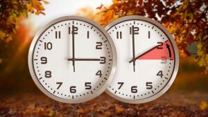 Dues rellotges mostrant el canvi d'hora a la tardor