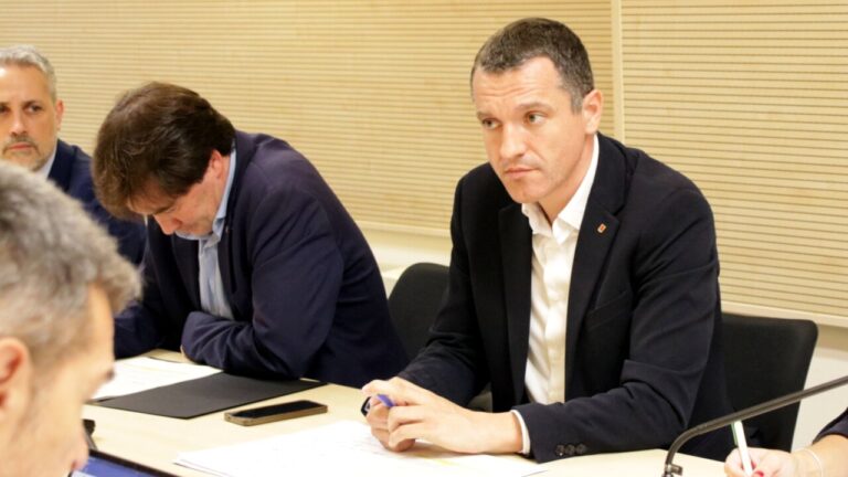 El conseller, Òscar Ordeig, en la reunió del Comitè de Crisi i Seguiment d’Emergència Sanitària (Berta Artigas Fontàs, ACN)