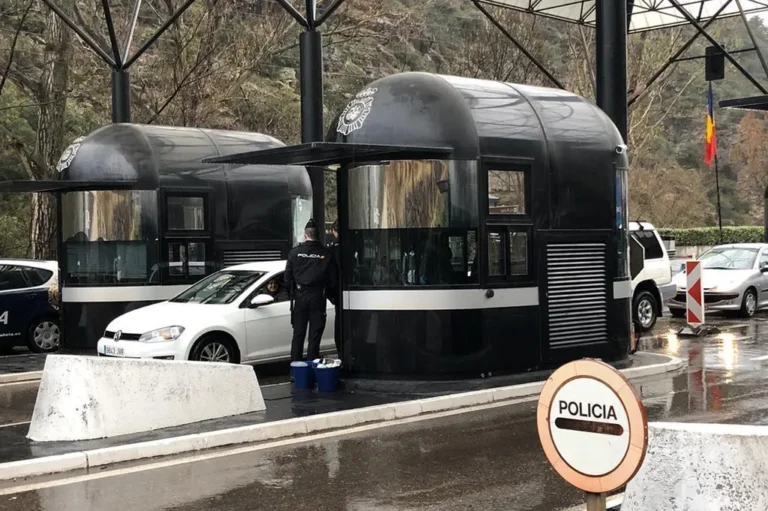 Control policial a la frontera d'Andorra amb vehicles en espera