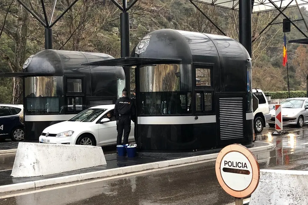Control policial a la frontera d'Andorra amb vehicles en espera