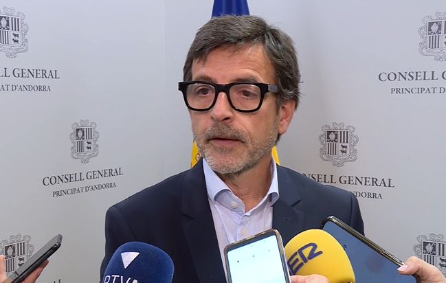 Jordi Cinca parlant amb periodistes sobre un cas judicial.