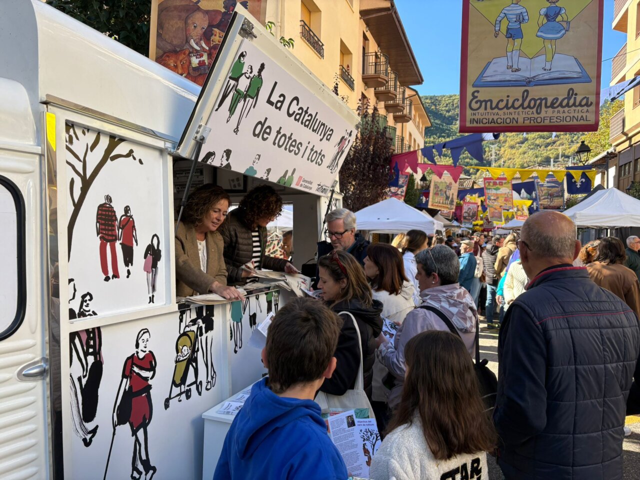 La delegada, a l’info truk del Pont de Suert.