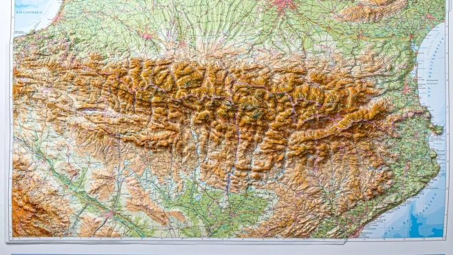 Mapa en relleu de la serralada dels Pirineus amb detalls geogràfics