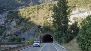 Túnel del Pirineu amb millores d'eficiència energètica i plaques fotovoltaiques.
