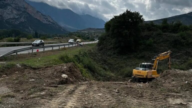 Obres de millora de la seguretat viària a l'Alt Pirineu amb excavadora