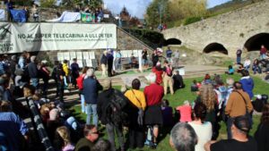 Manifestació a Camprodon contra el telecabina de Vallter amb molta gent reunida