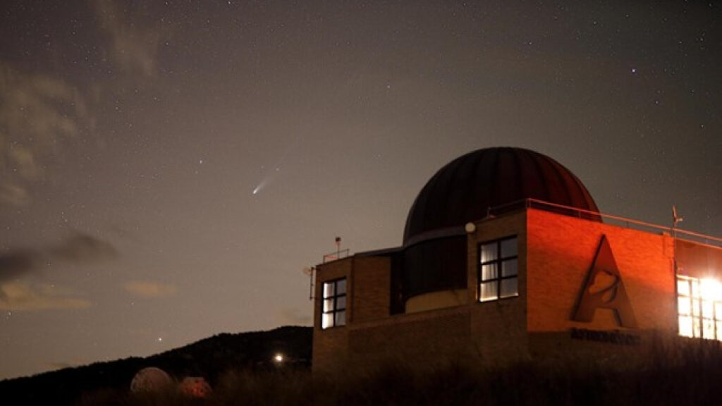 El cometa és visible a ull nu al Parc Astronòmic del Montsec.