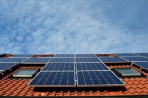 Panells solars instal·lats en una comunitat de veïns amb cel blau