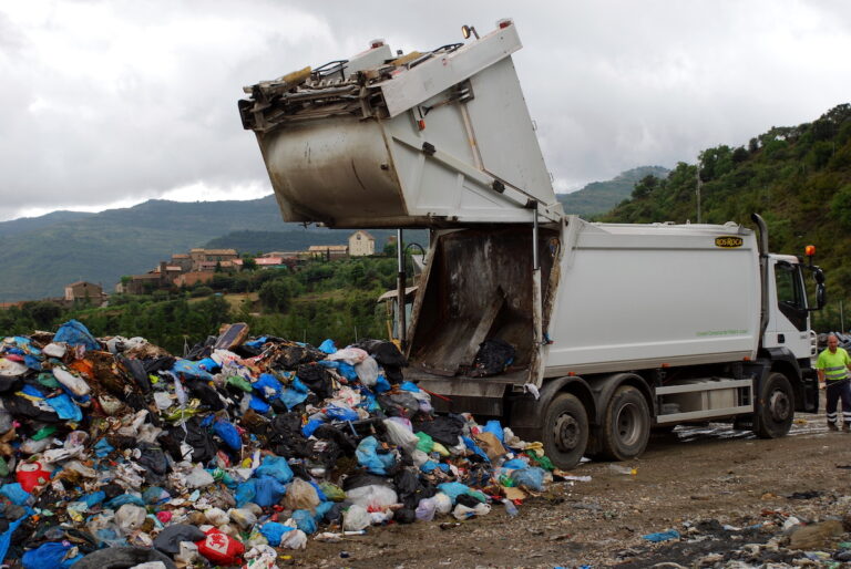 Camió de recollida de brossa abocant residus en un abocador a la Cerdanya