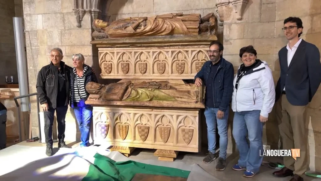 Les reproduccions dels dos sepulcres ja estan al seu lloc original.