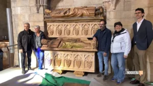 Les reproduccions dels dos sepulcres ja estan al seu lloc original.