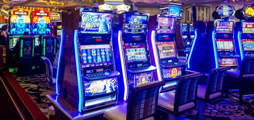 Imatge de màquines escurabutxaques il·luminades en un saló de jocs