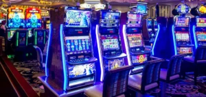 Imatge de màquines escurabutxaques il·luminades en un saló de jocs