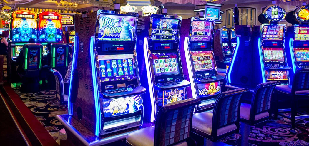 Imatge de màquines escurabutxaques il·luminades en un saló de jocs