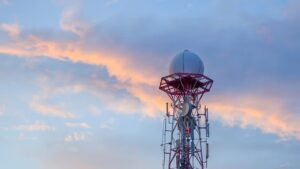 Radar meteorològic amb núvols de fons al Pirineu
