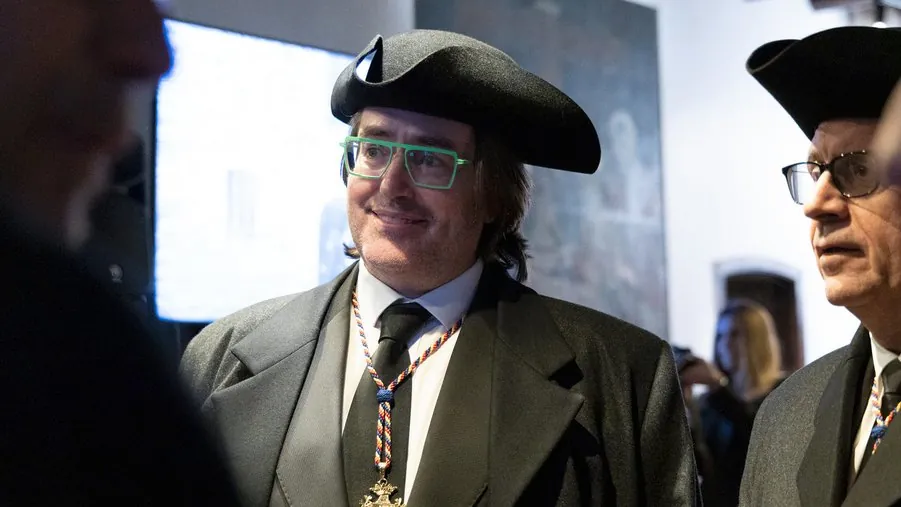 Imatge d'un conseller andorrà durant un debat parlamentari sobre la salut i el català.