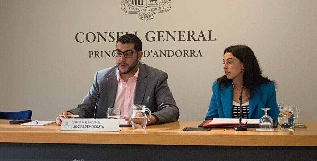 Pere Baró i Laia Moliné durant una presentació al Consell General d'Andorra.