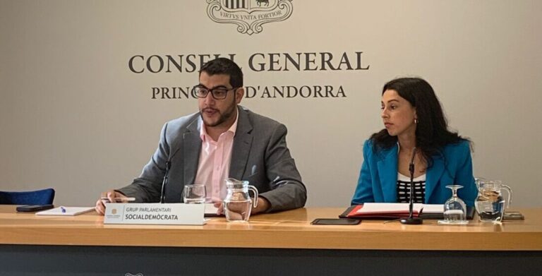 Pere Baró i Laia Moliné durant una presentació al Consell General d'Andorra.