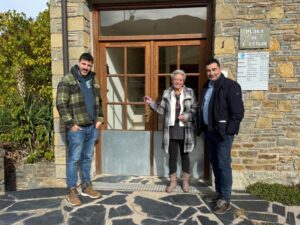 Entrega de claus a nous veïns a Durro després de la rehabilitació d'un pis