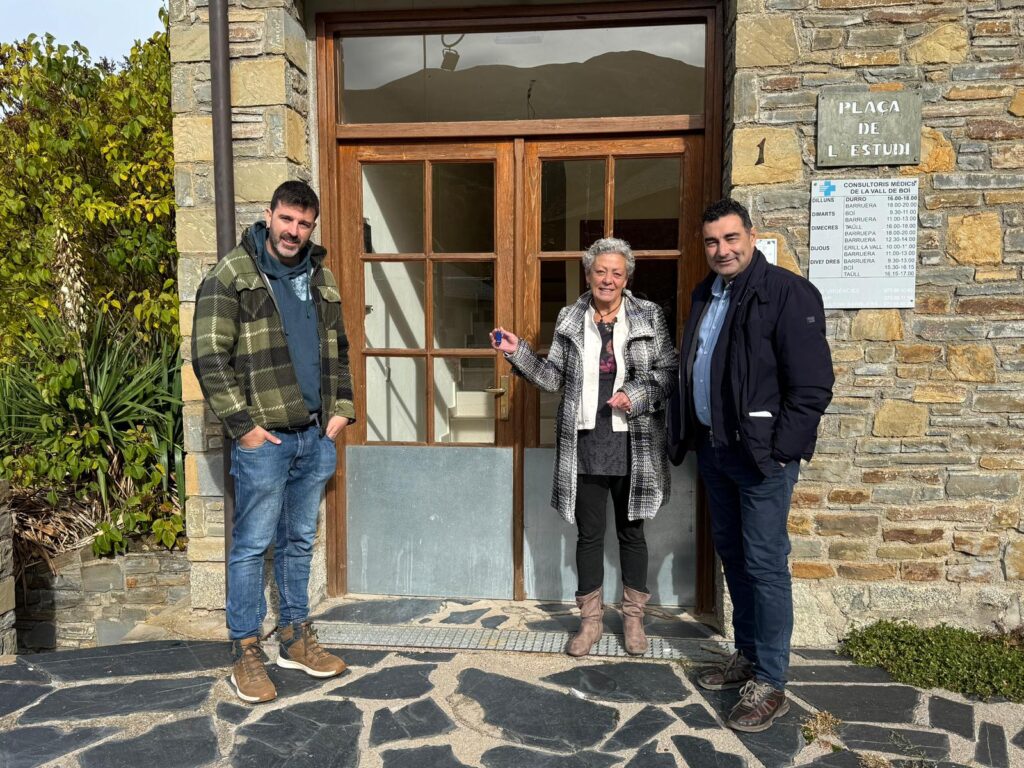 Entrega de claus a nous veïns a Durro després de la rehabilitació d'un pis