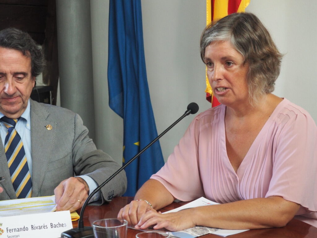 Josefina Lladós parlant en una reunió del Consell Comarcal de l'Alt Urgell.