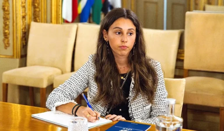 Laia Moliné, consellera general, en una reunió amb un bloc de notes.