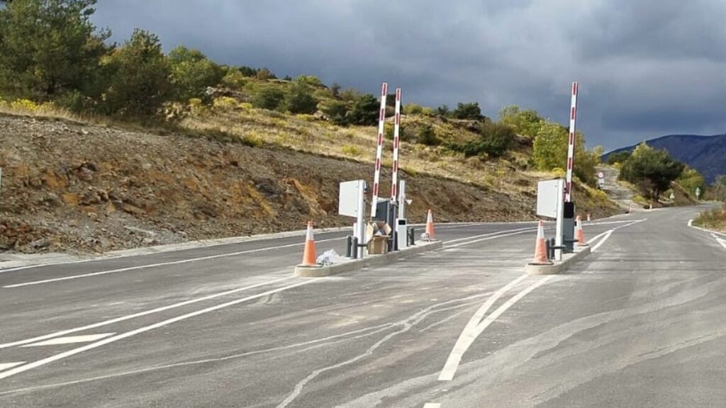 Barreres de pagament per accedir a la Fontanera.