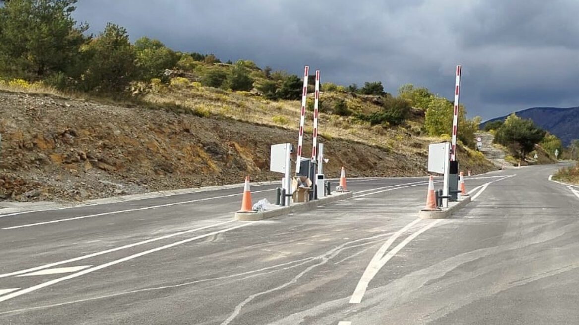 Barreres de pagament per accedir a la Fontanera.