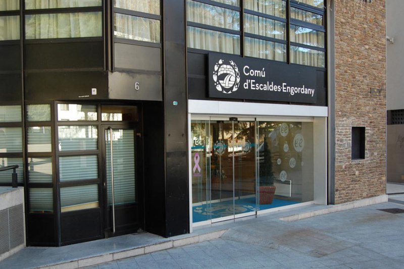 Entrada del Comú d'Escaldes-Engordany amb el seu logotip