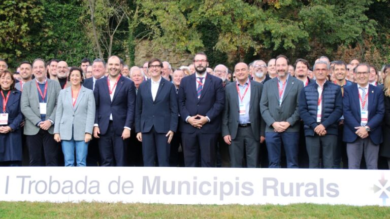 La trobada dels alcaldes del món rural presidida pel president del Govern català, Salvador Illa (Albert Hernàndez, ACN)