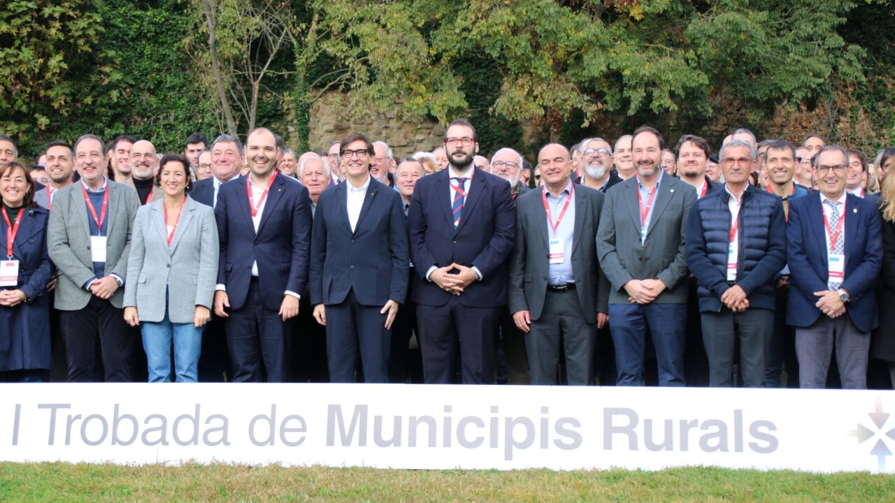 La trobada dels alcaldes del món rural presidida pel president del Govern català, Salvador Illa (Albert Hernàndez, ACN)