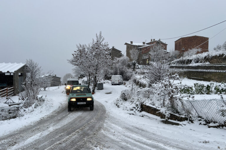 Carretera nevada amb vehicles circulant a Estamariu