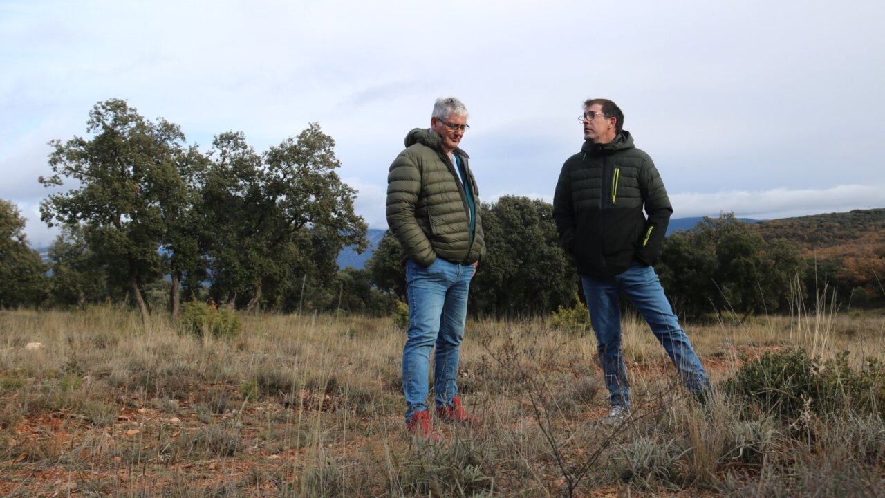 El coordinador del projecte Prepast, Jordi Bas, i el tècnic de l'Ajuntament d'Àger, Salvador Boya, en un dels terrenys previstos d'incloure a la Xarxa de Pastures del projecte Prepast (Alba Mor, ACN)