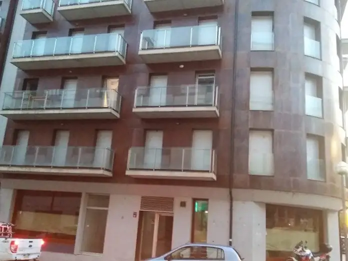 El conflictiu edifici de la plaça Europa està tancat i barrat